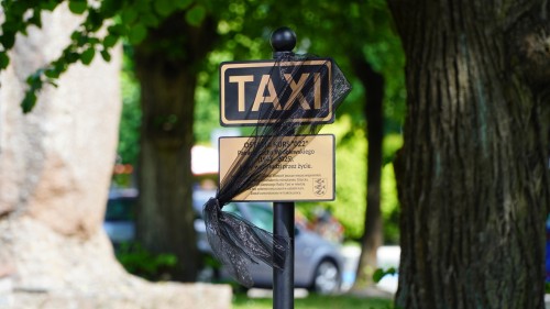 Pamięci taksówkarza Lecha Wróblewskiego | Odsłonięcie tabliczki 
