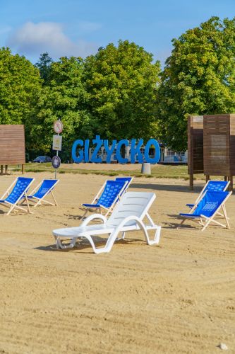 Leżaki na plaży miejskiej